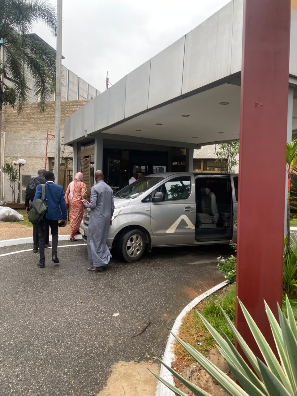 Team boarding an Allons van outside a hotel